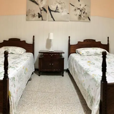 Family House In Front Of Plaza Del Medano Lejlighed *